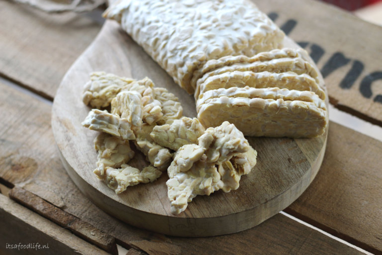 Vegan tempeh bowl (tempeh, gewokte groente groente, quinoa) It's a