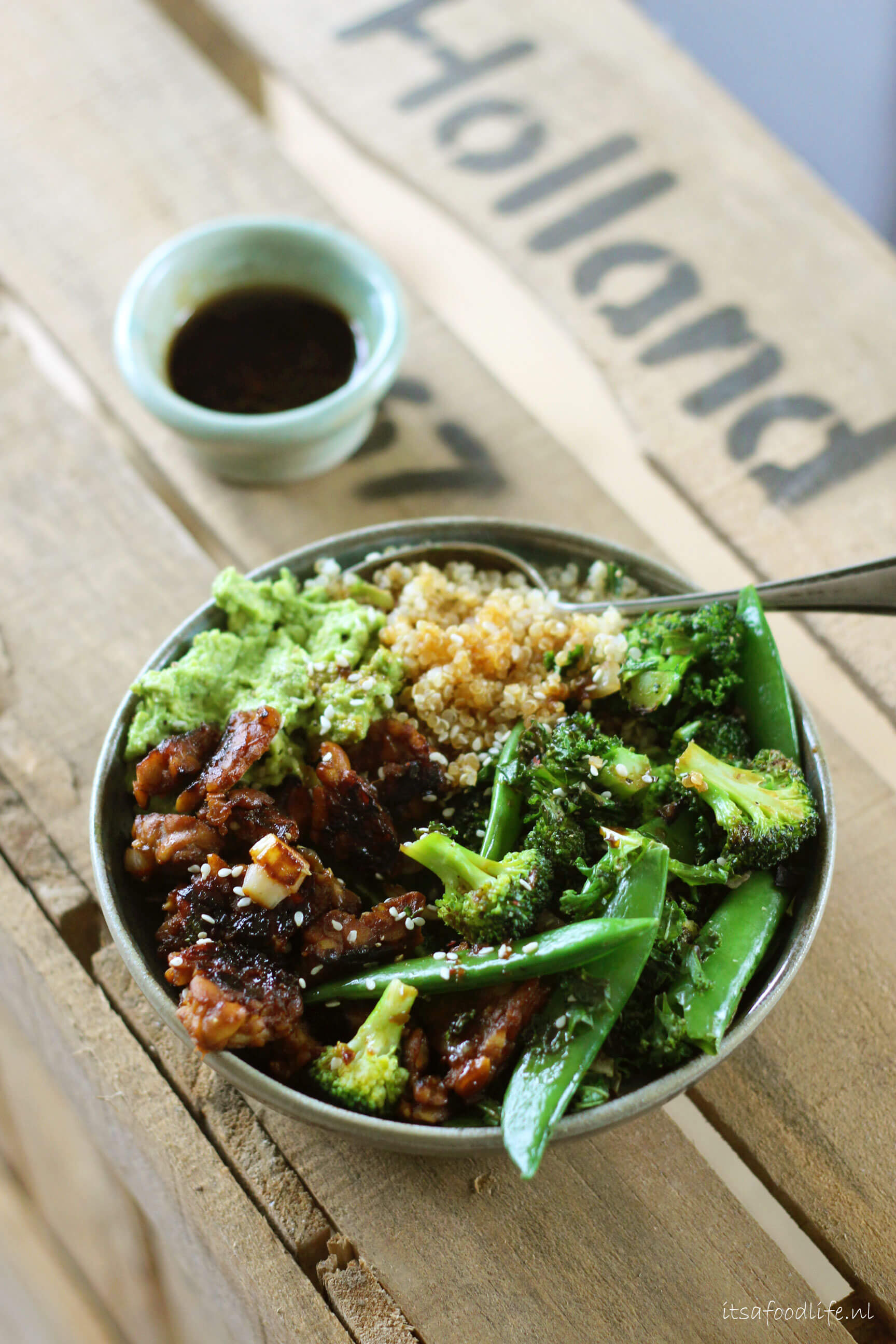 Vegan tempeh bowl (tempeh, gewokte groente groente, quinoa) It's a