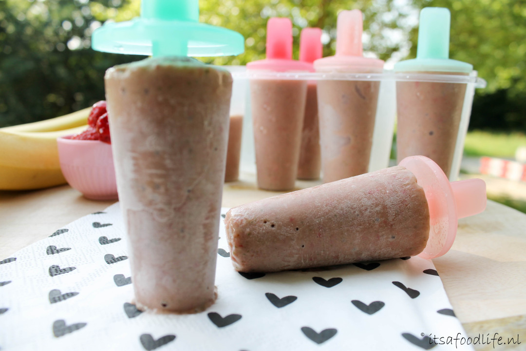 Zelf ijsjes maken suikervrije yoghurt ijsjes met aardbei It's a food